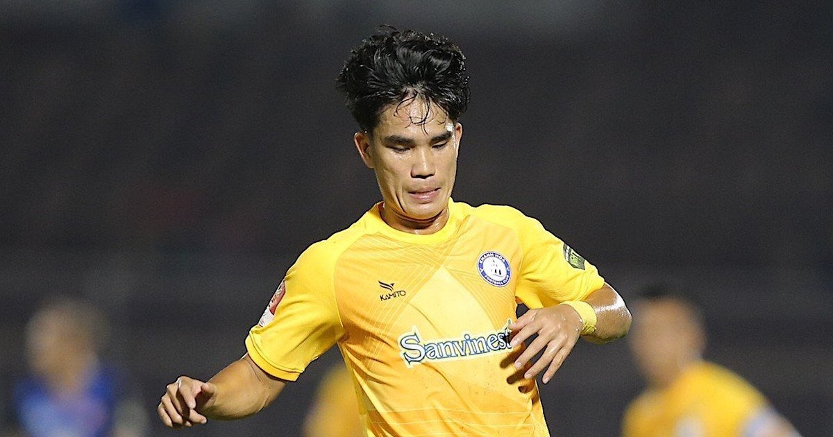 Cầu thủ Khánh Hòa lo lắng vì không có tiền sắm Tết cho gia đình.