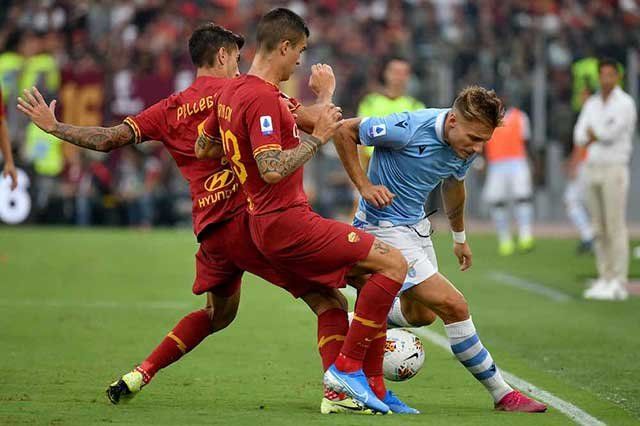 Lazio vượt qua Roma trong trận đấu gây tranh cãi với trọng tài phải rút thẻ đỏ liên tục