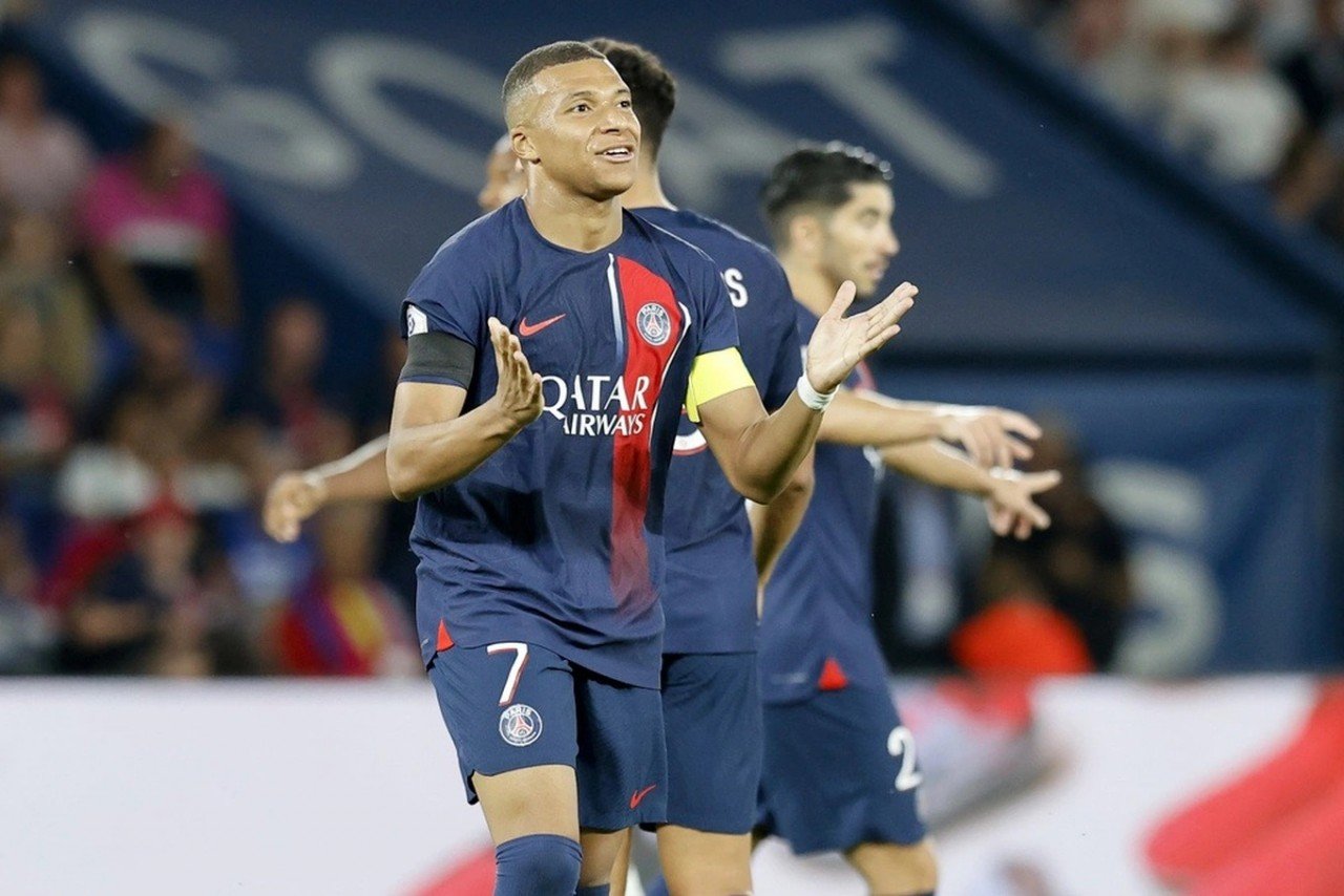 Mbappe lập cú đúp, PSG một mình dẫn đầu Ligue 1