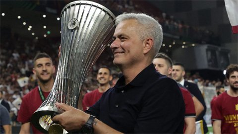 Mourinho rời Roma sau khi bị ‘phản bội’, nhưng trước đó đã tặng quà cho học trò.