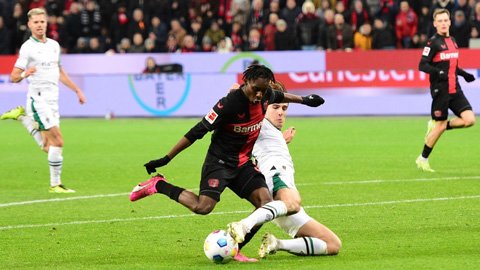 ‘Pha tắc bóng đỉnh cao’ khiến Leverkusen không thể chiến thắng