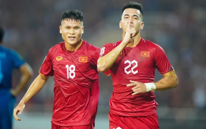 HLV Troussier triệu tập 2 cầu thủ kinh nghiệm để cải thiện hàng công tuyển Việt Nam