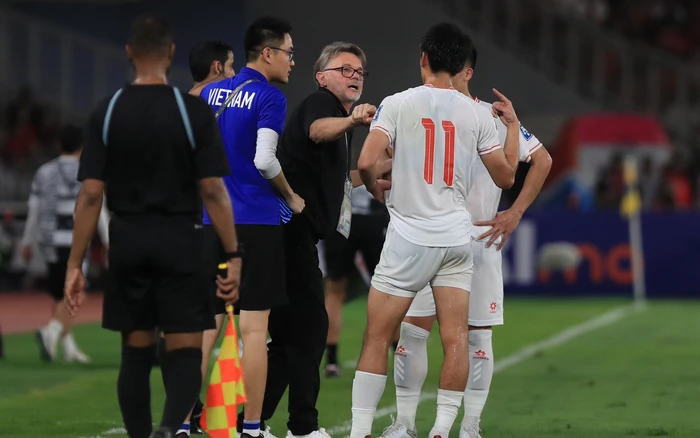 HLV Troussier lo sợ hậu quả của trận đấu Việt Nam theo chỉ trích của báo Indonesia