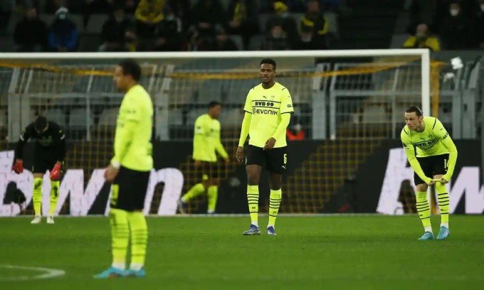 Borussia Dortmund bất ngờ thảm bại trên sân nhà với hàng thủ bất ổn