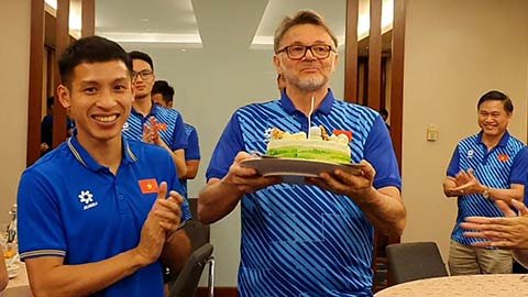 Đội tuyển Việt Nam tổ chức sinh nhật cho HLV Troussier sau khi học trò đánh bại Indonesia