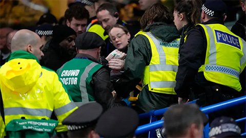 Fan Leeds bị thương khi ăn mừng bàn thắng vào lưới Chelsea