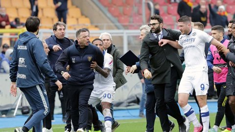 HLV Serie A bị sa thải sau hành động húc đầu vào tiền đạo đối phương