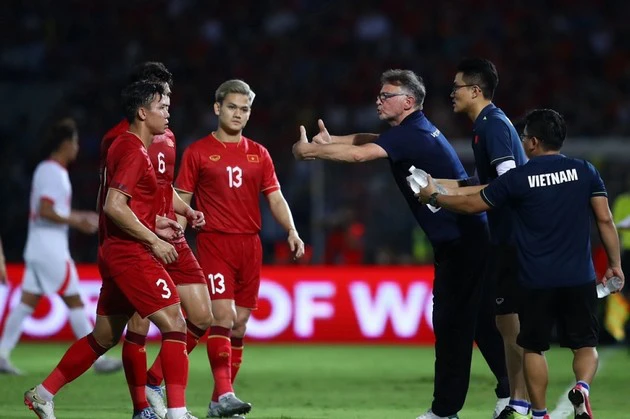 HLV Troussier đang gặp khó khăn khi so sánh bóng đá Việt Nam với quốc tế
